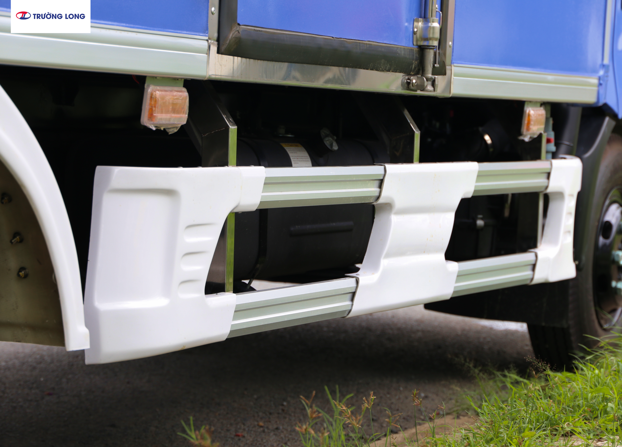 HINO XZU 720 EURO 5 - Xe thùng kín Compossite 3 tấn 5