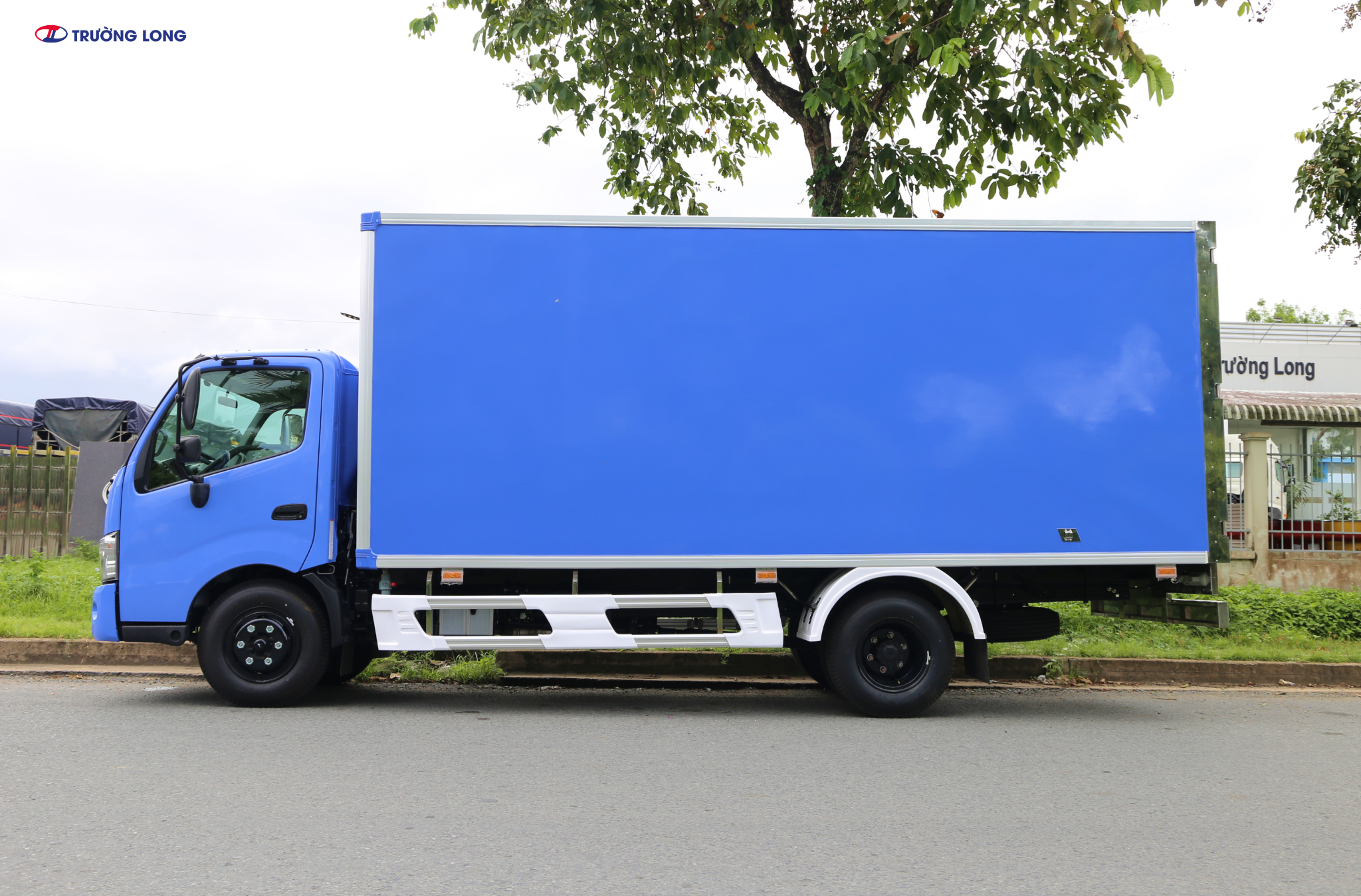 HINO XZU 720 EURO 5 - Xe thùng kín Compossite 3 tấn 5