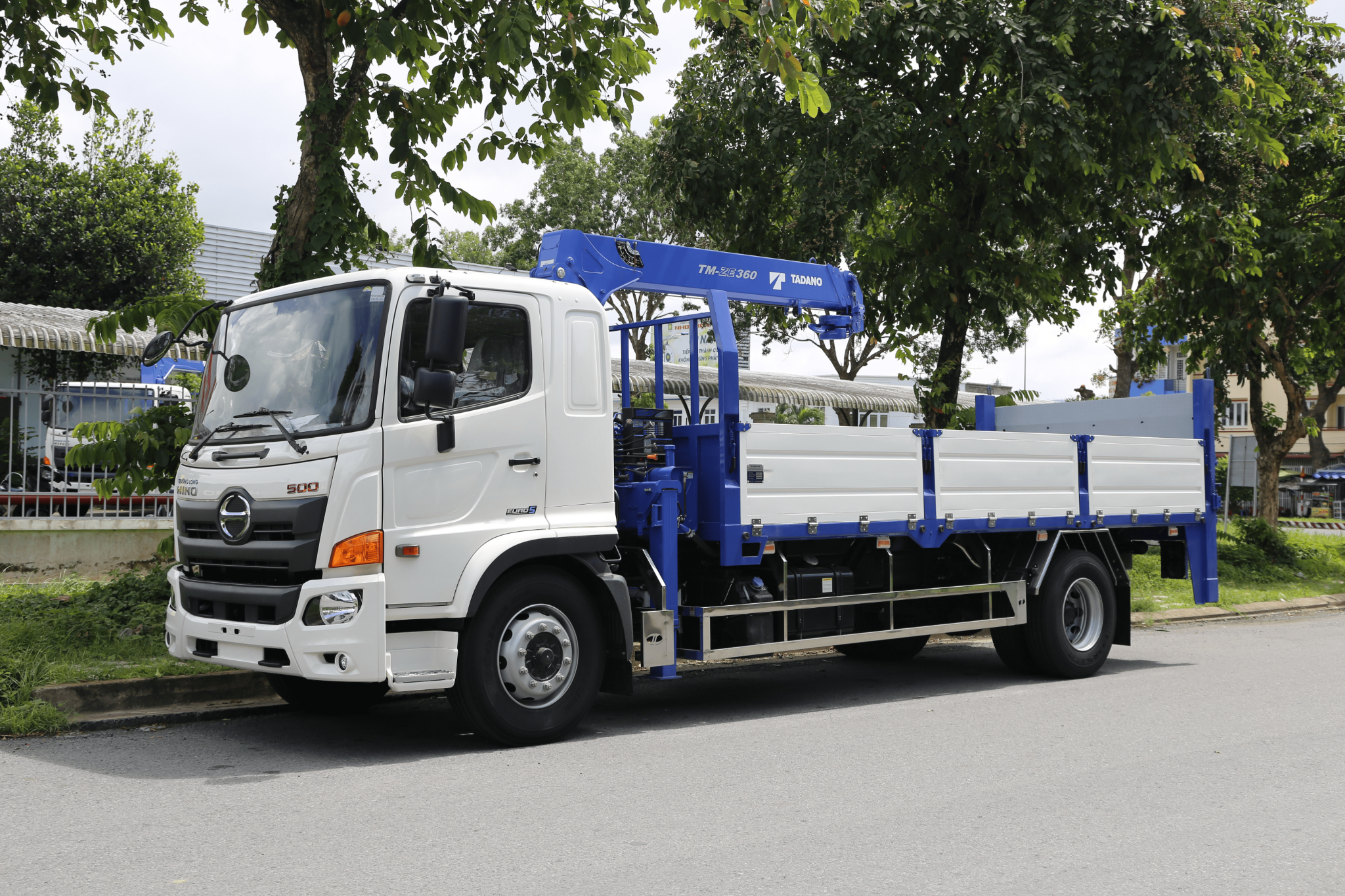 HINO FG8JP8A-PGV E5 - Xe thùng lửng 7 tấn cẩu TM-ZE363MH và bàn nâng