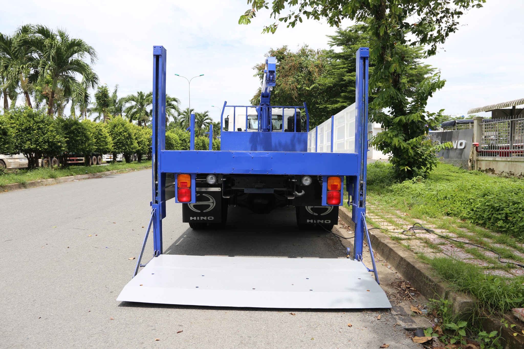 HINO FG8JP8A-PGV E5 - Xe thùng lửng 7 tấn cẩu TM-ZE363MH và bàn nâng