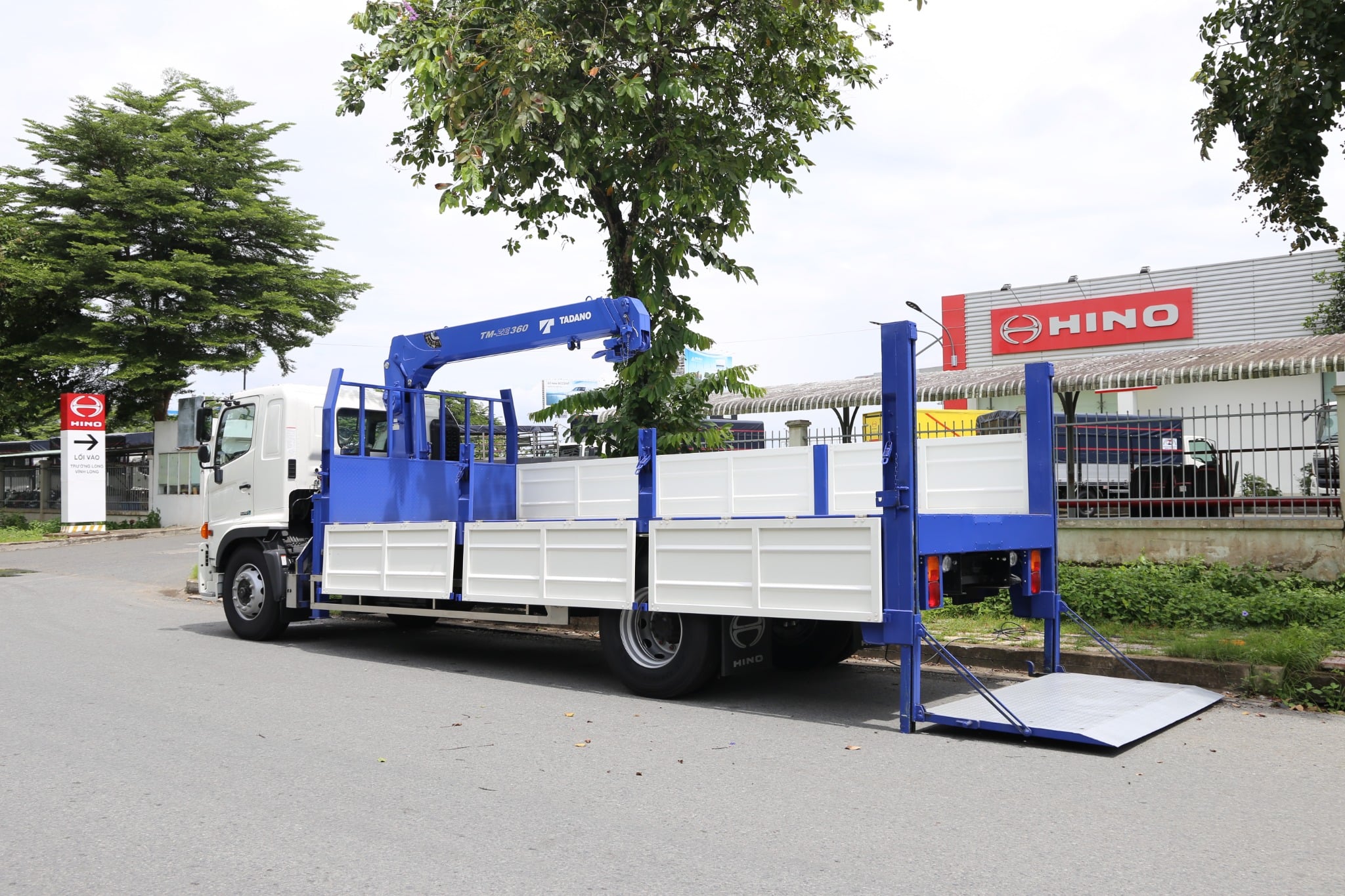 HINO FG8JP8A-PGV E5 - Xe thùng lửng 7 tấn cẩu TM-ZE363MH và bàn nâng