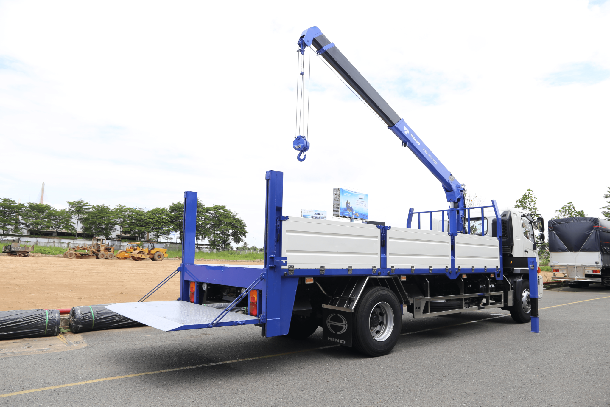 HINO FG8JP8A-PGV E5 - Xe thùng lửng 7 tấn cẩu TM-ZE363MH và bàn nâng