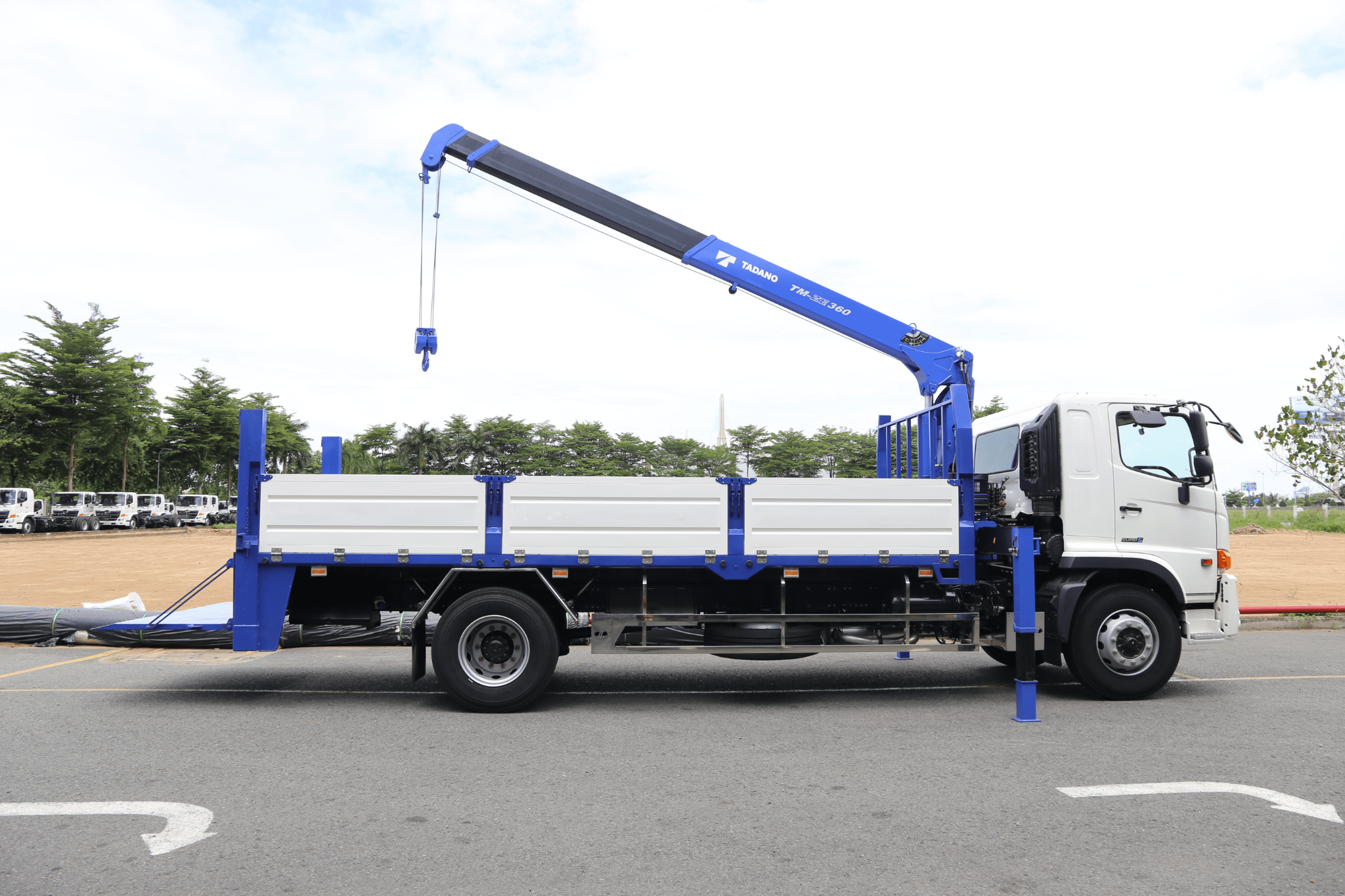 HINO FG8JP8A-PGV E5 - Xe thùng lửng 7 tấn cẩu TM-ZE363MH và bàn nâng