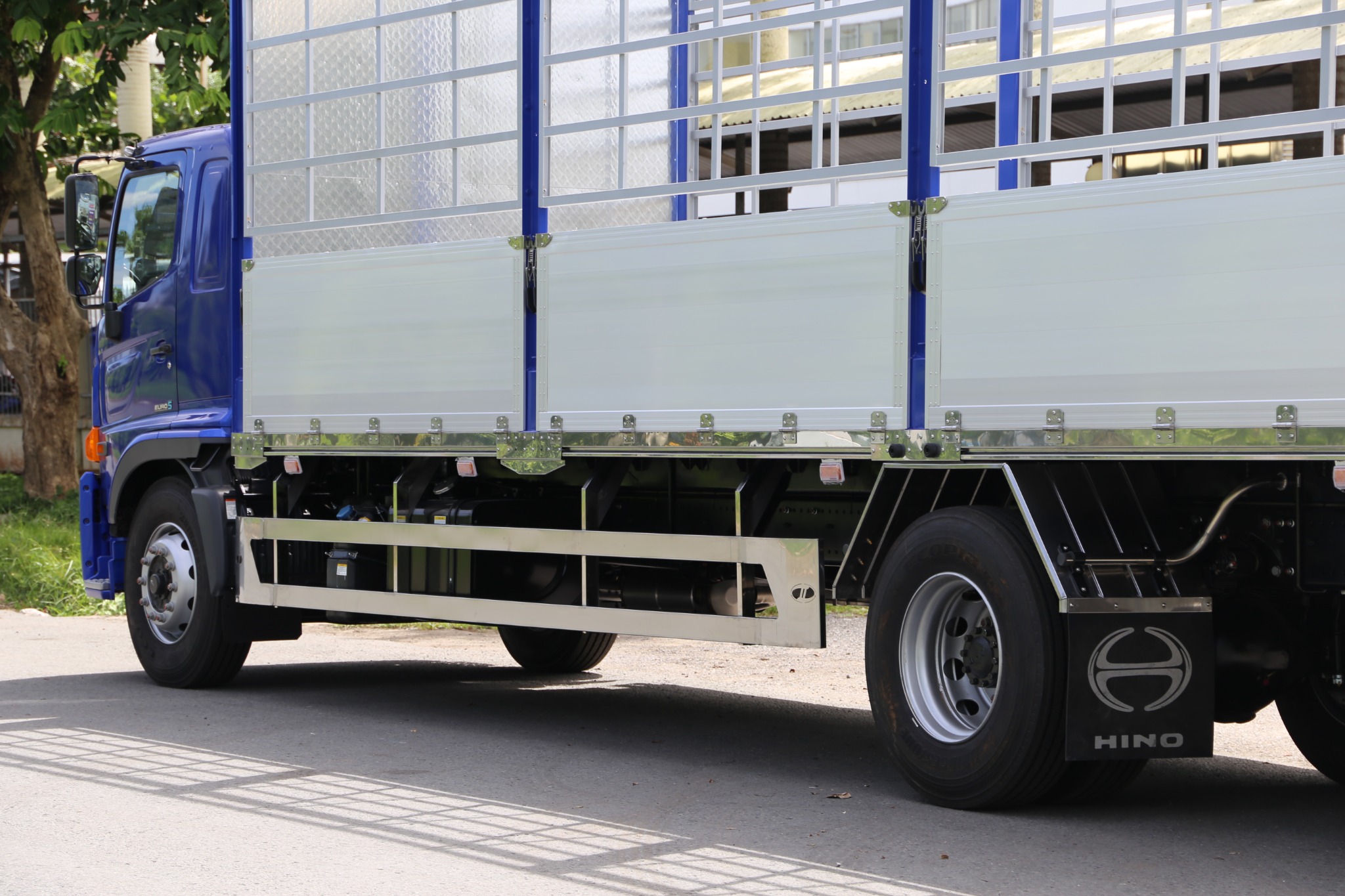 HINO FG8JT8A-PGV Euro 5 - Xe mui bạt 8 tấn 5 thùng dài 8m1 sàn sóng