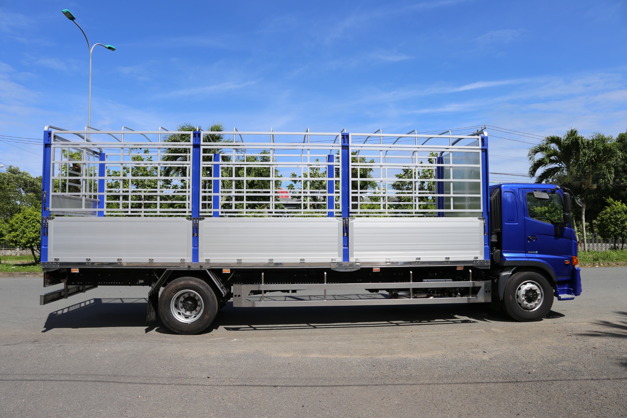 HINO FG8JT8A-PGV Euro 5 - Xe mui bạt 8 tấn 5 thùng dài 8m1 sàn sóng