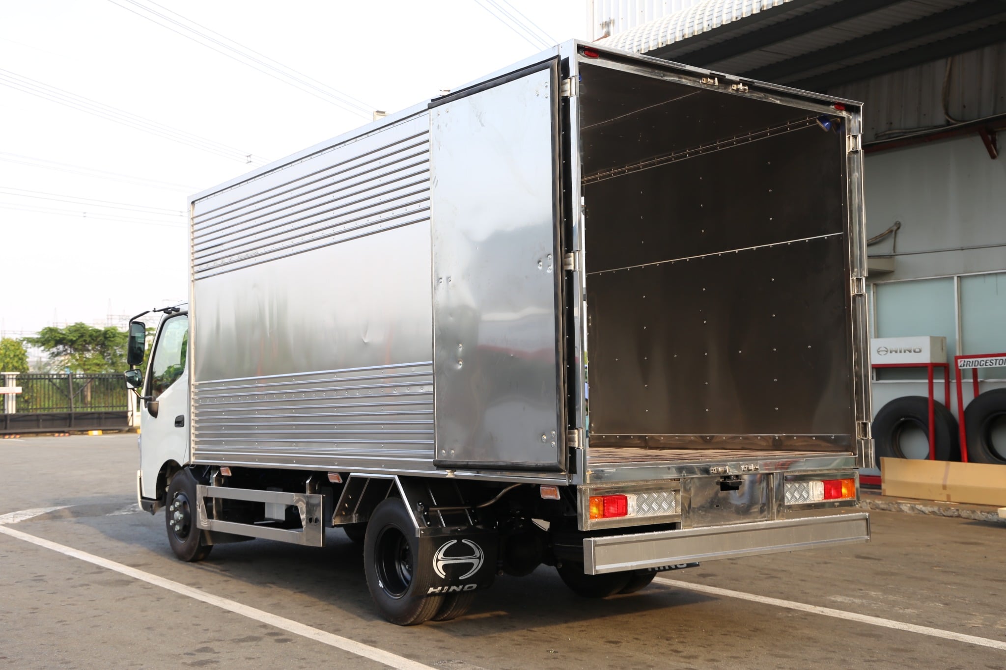 HINO XZU 710 EURO 5 - Xe thùng kín 2 tấn