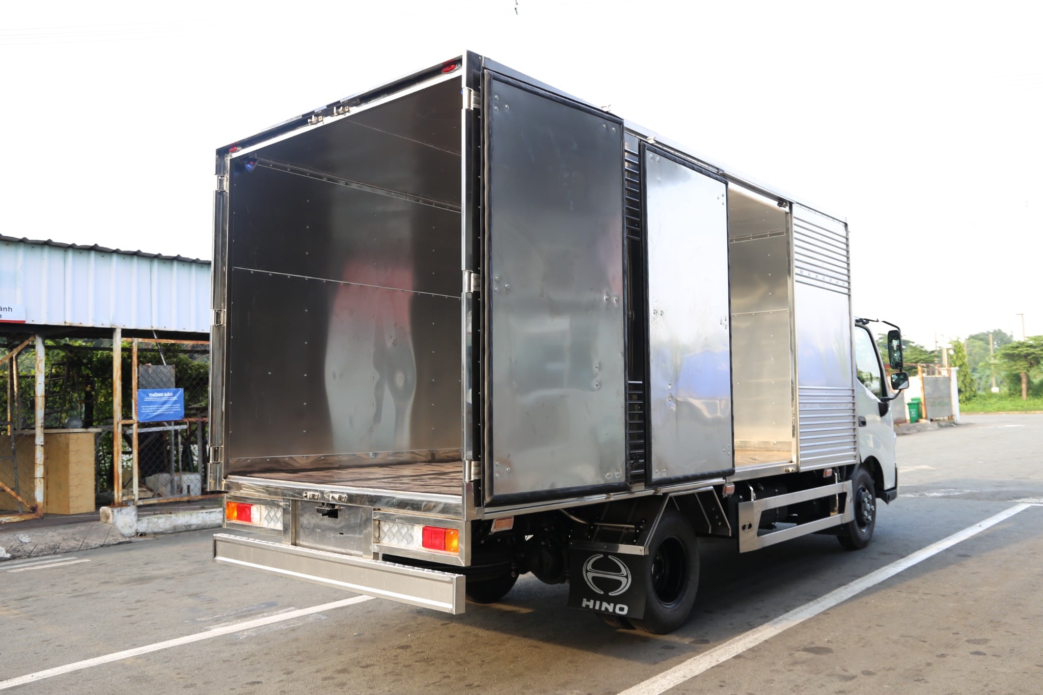 HINO XZU 710 EURO 5 - Xe thùng kín 2 tấn
