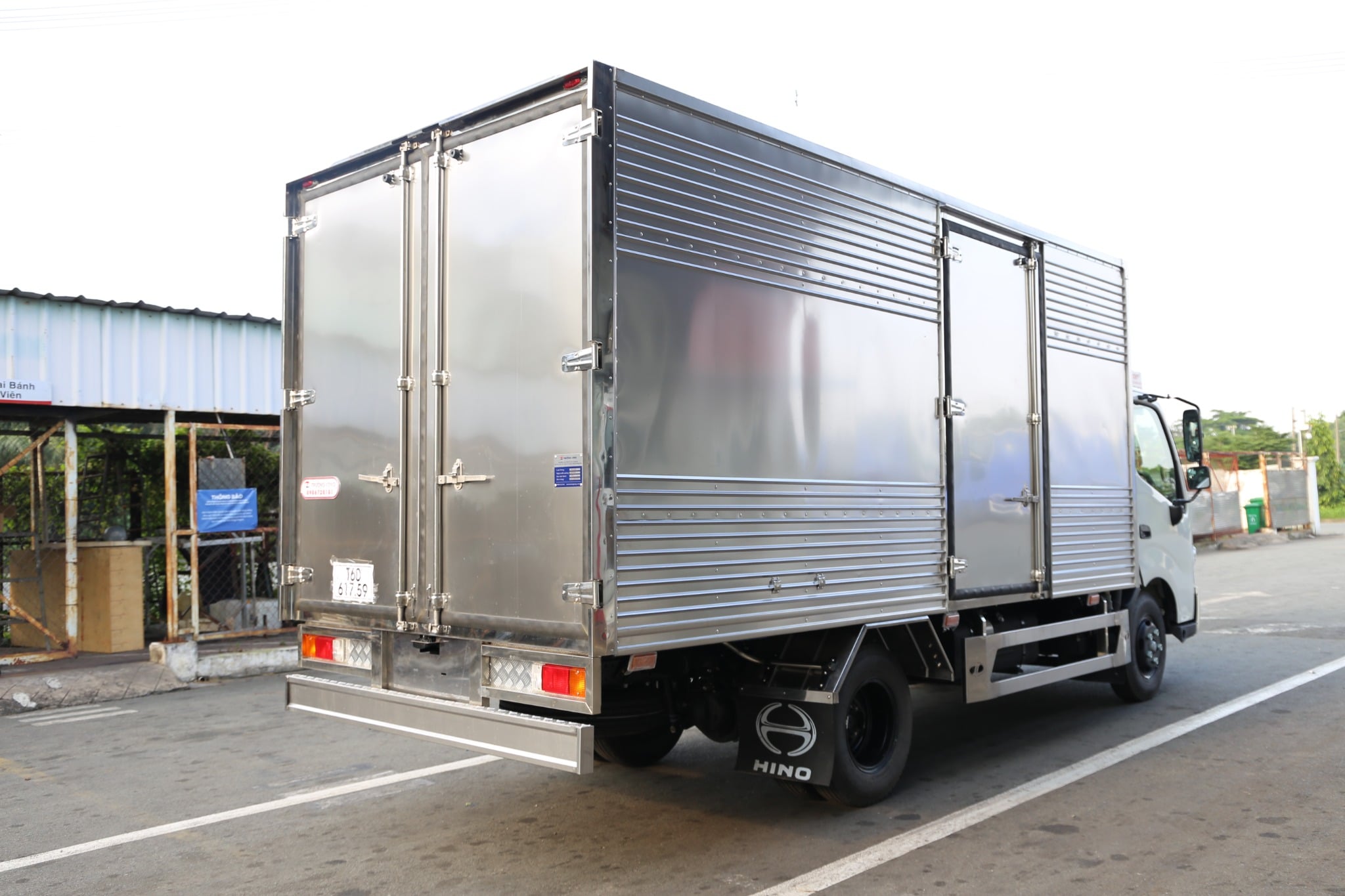 HINO XZU 710 EURO 5 - Xe thùng kín 2 tấn