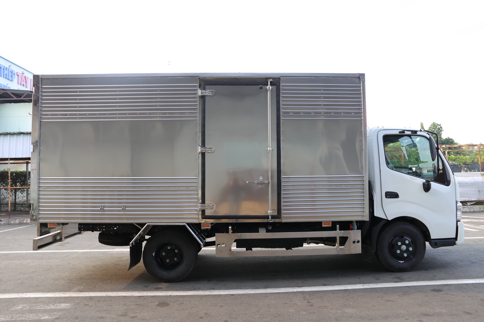 HINO XZU 710 EURO 5 - Xe thùng kín 2 tấn