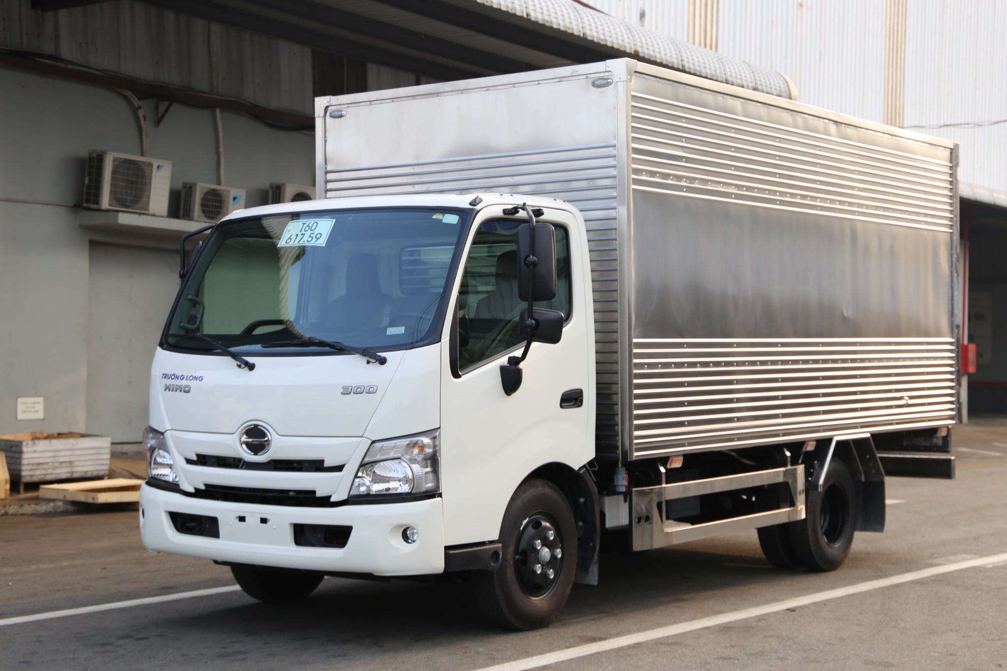 HINO XZU 710 EURO 5 - Xe thùng kín 2 tấn