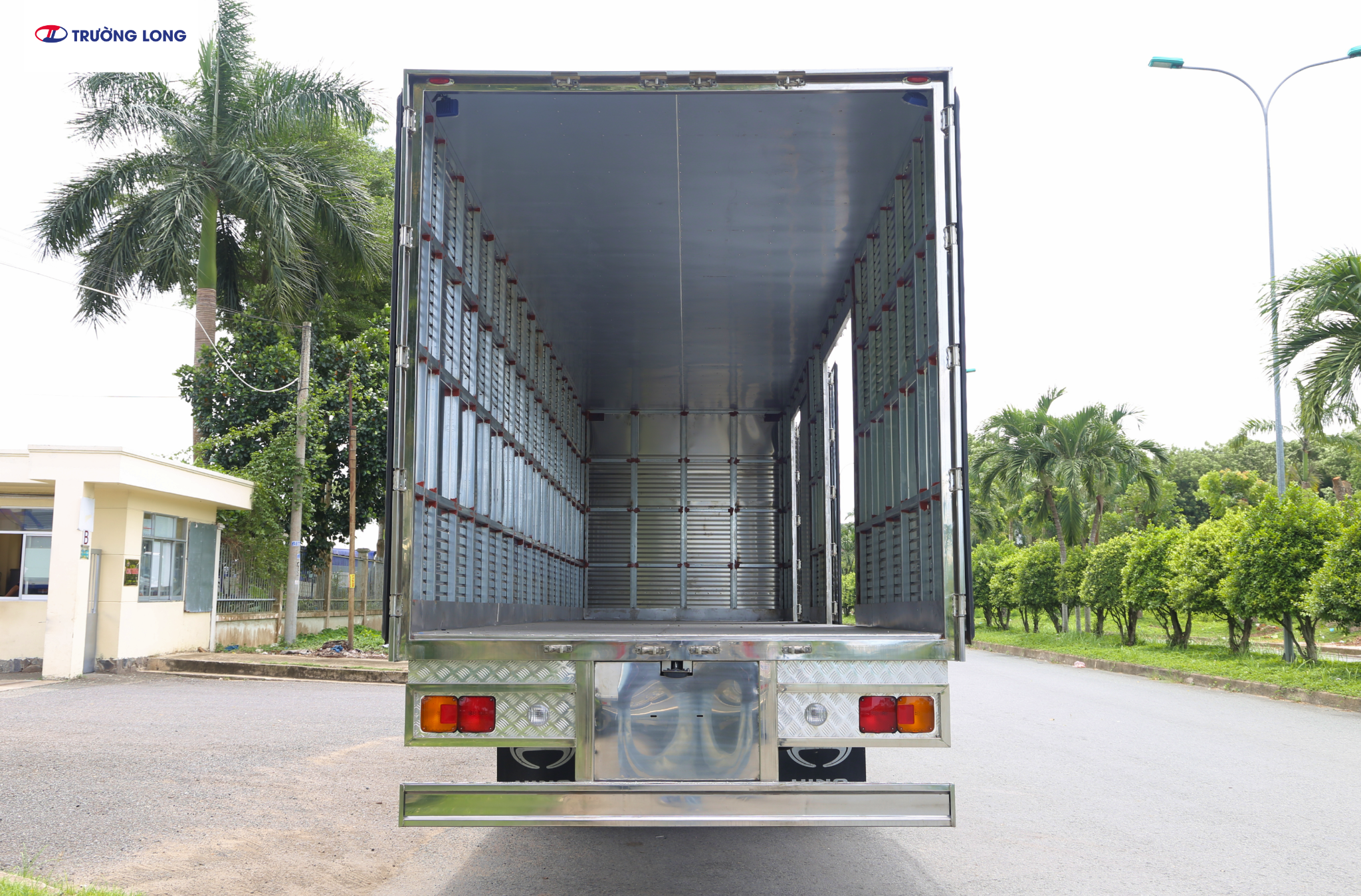 HINO FG8JT8A-PGX EURO 5 - Xe thùng kín 6 tấn 8