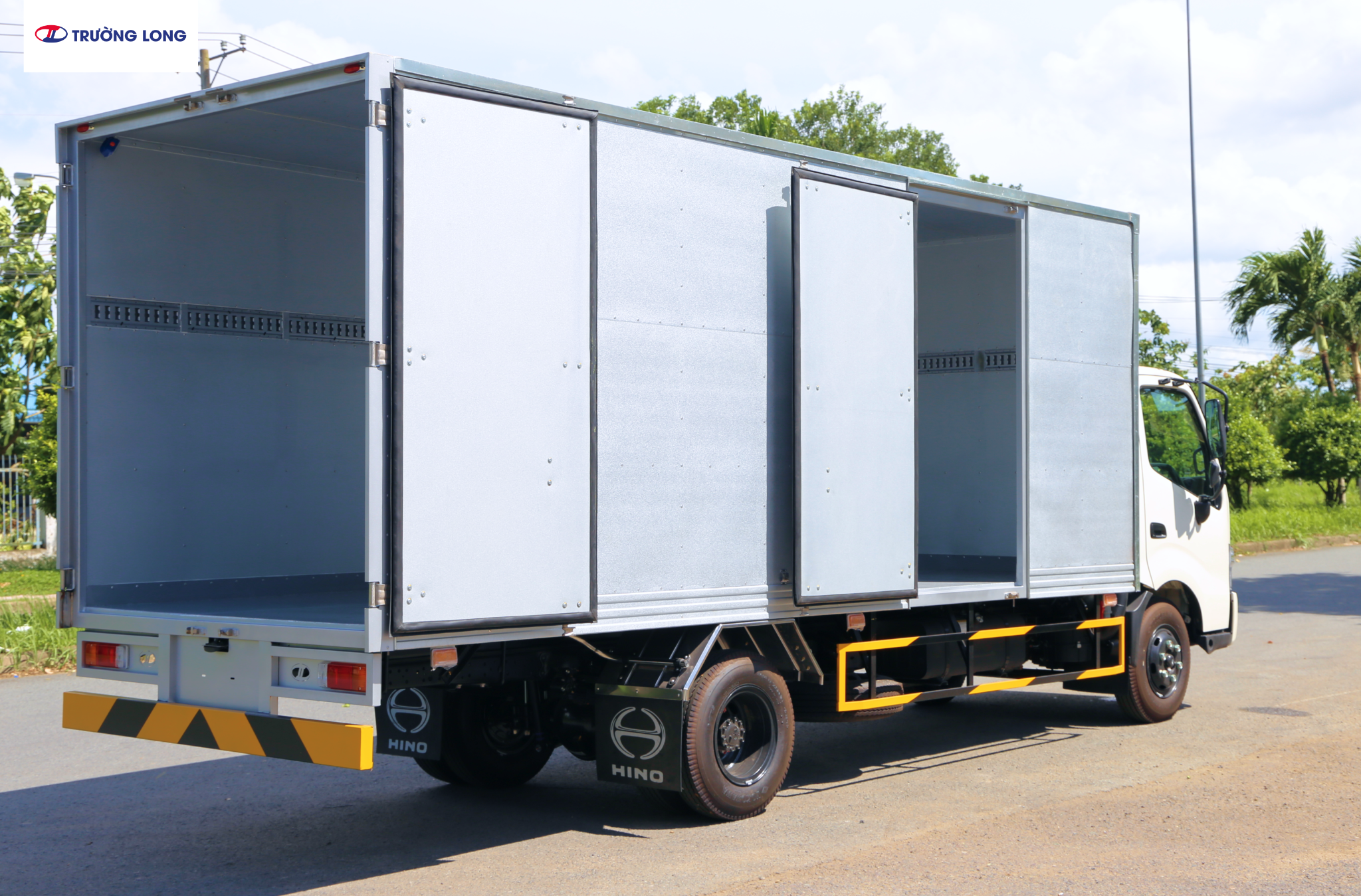 HINO XZU 730 EURO 5 - Xe thùng kín vận tải 4 tấn 6