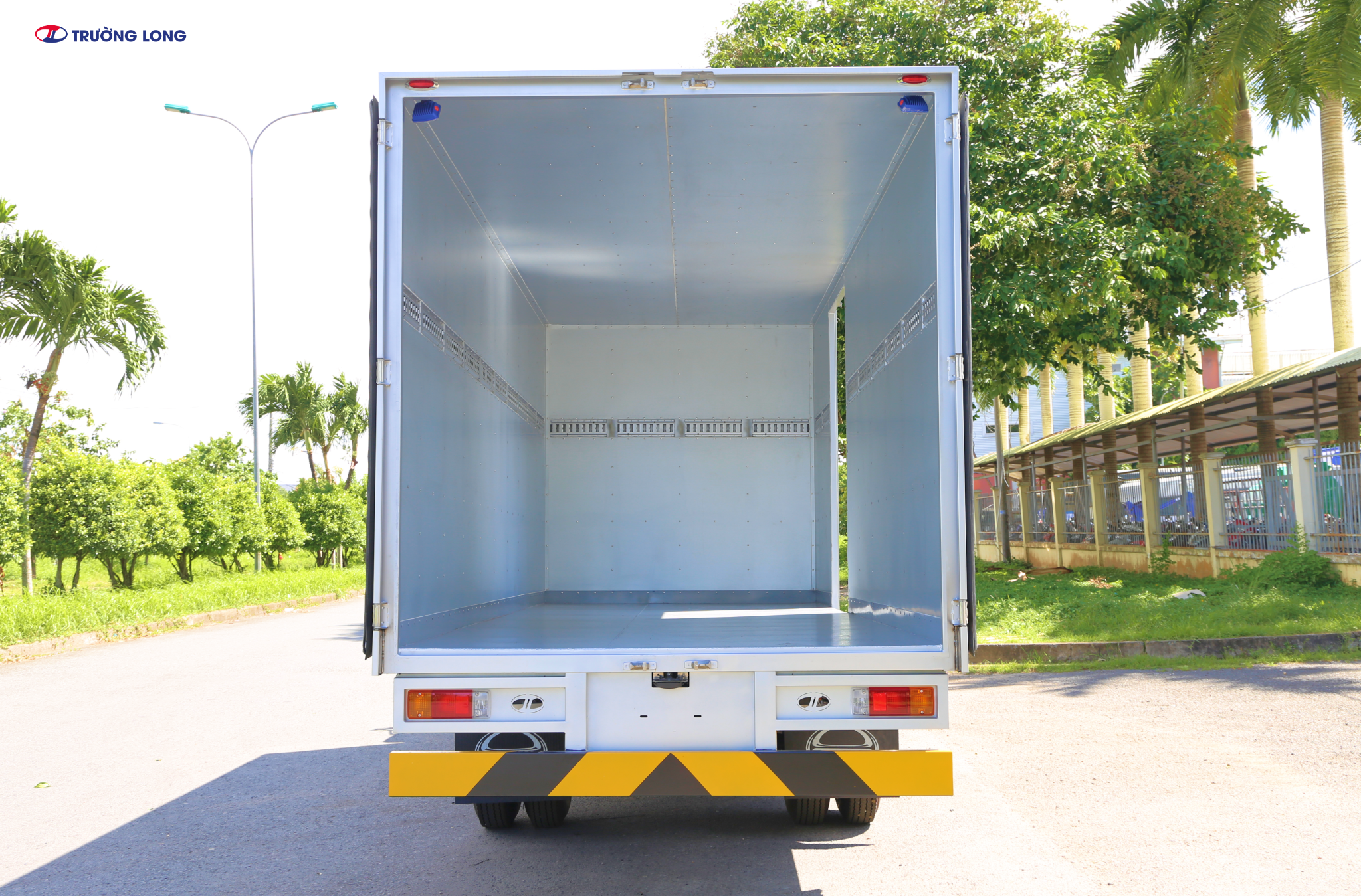 HINO XZU 730 EURO 5 - Xe thùng kín vận tải 4 tấn 6