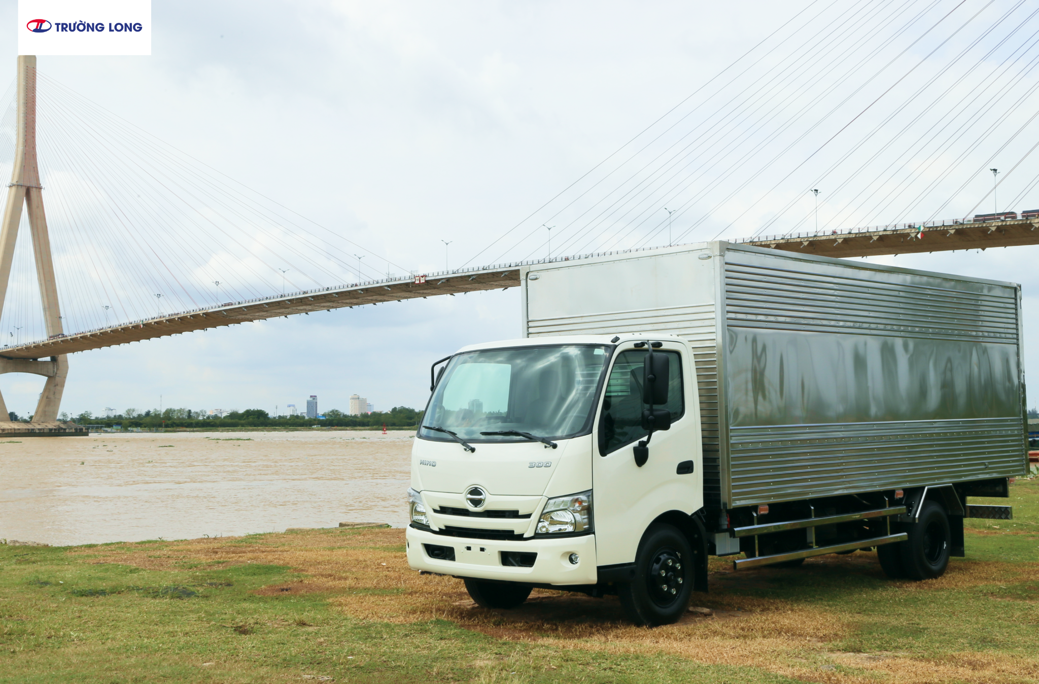 HINO XZU 720 EURO 5 - Xe thùng kín 4 tấn 7