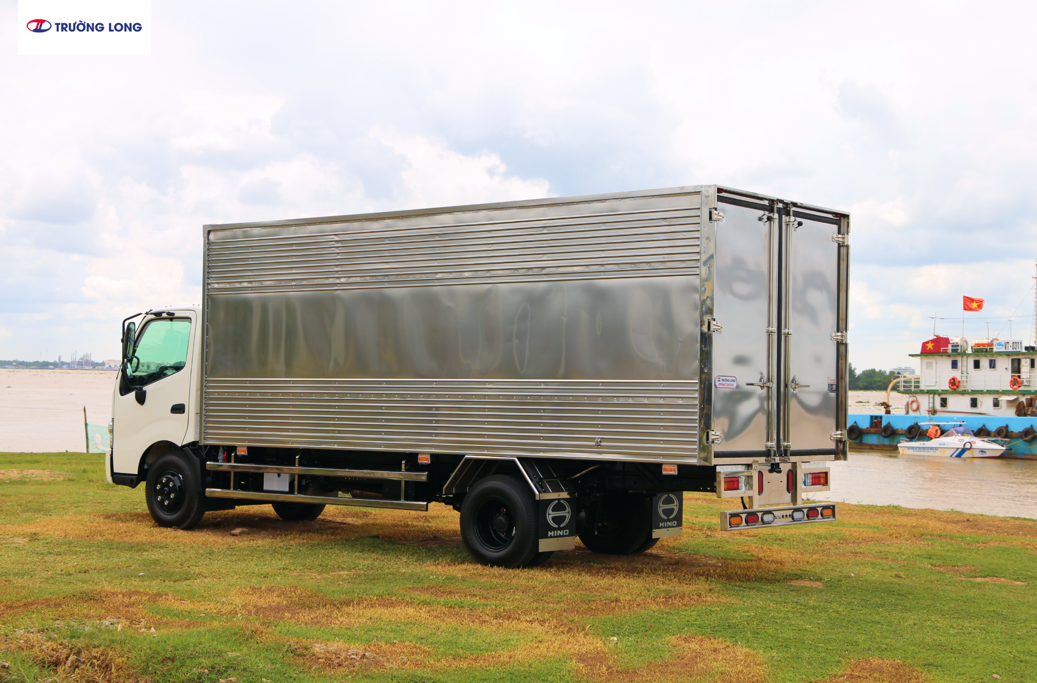 HINO XZU 720 EURO 5 - Xe thùng kín 4 tấn 7
