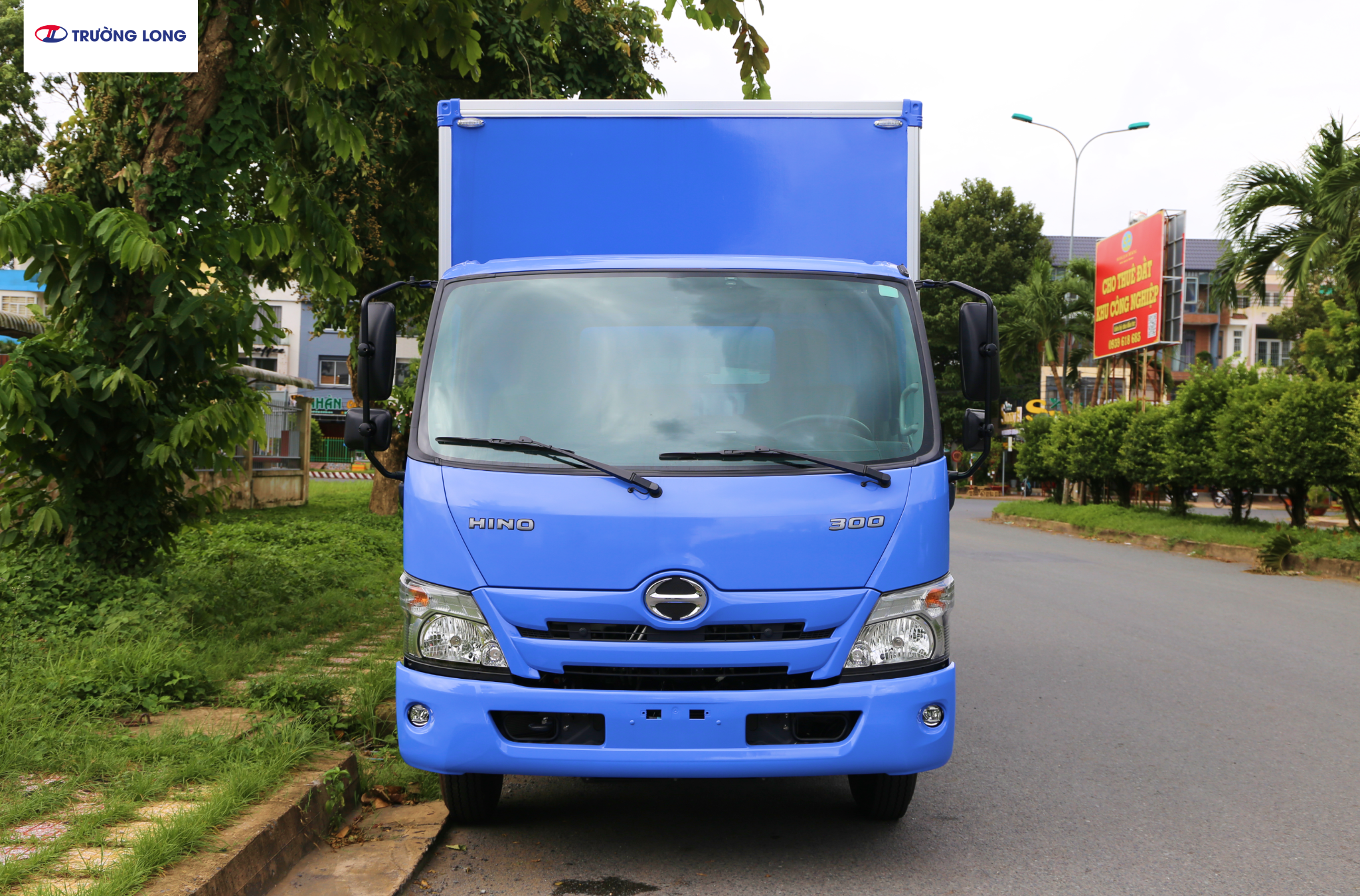HINO XZU 720 EURO 5 - Xe thùng kín Compossite 3 tấn 5