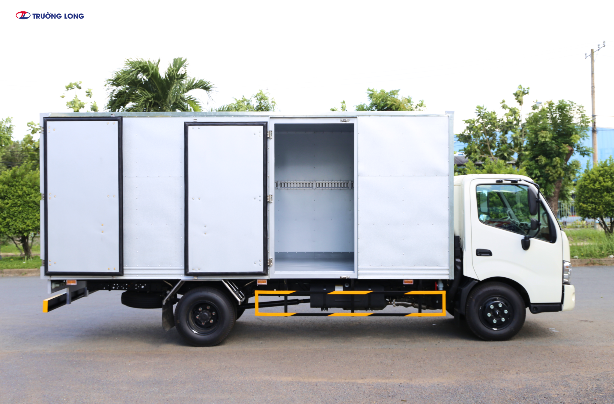 HINO XZU 720 EURO 5 - Xe thùng kín vận tải 3 tấn 5