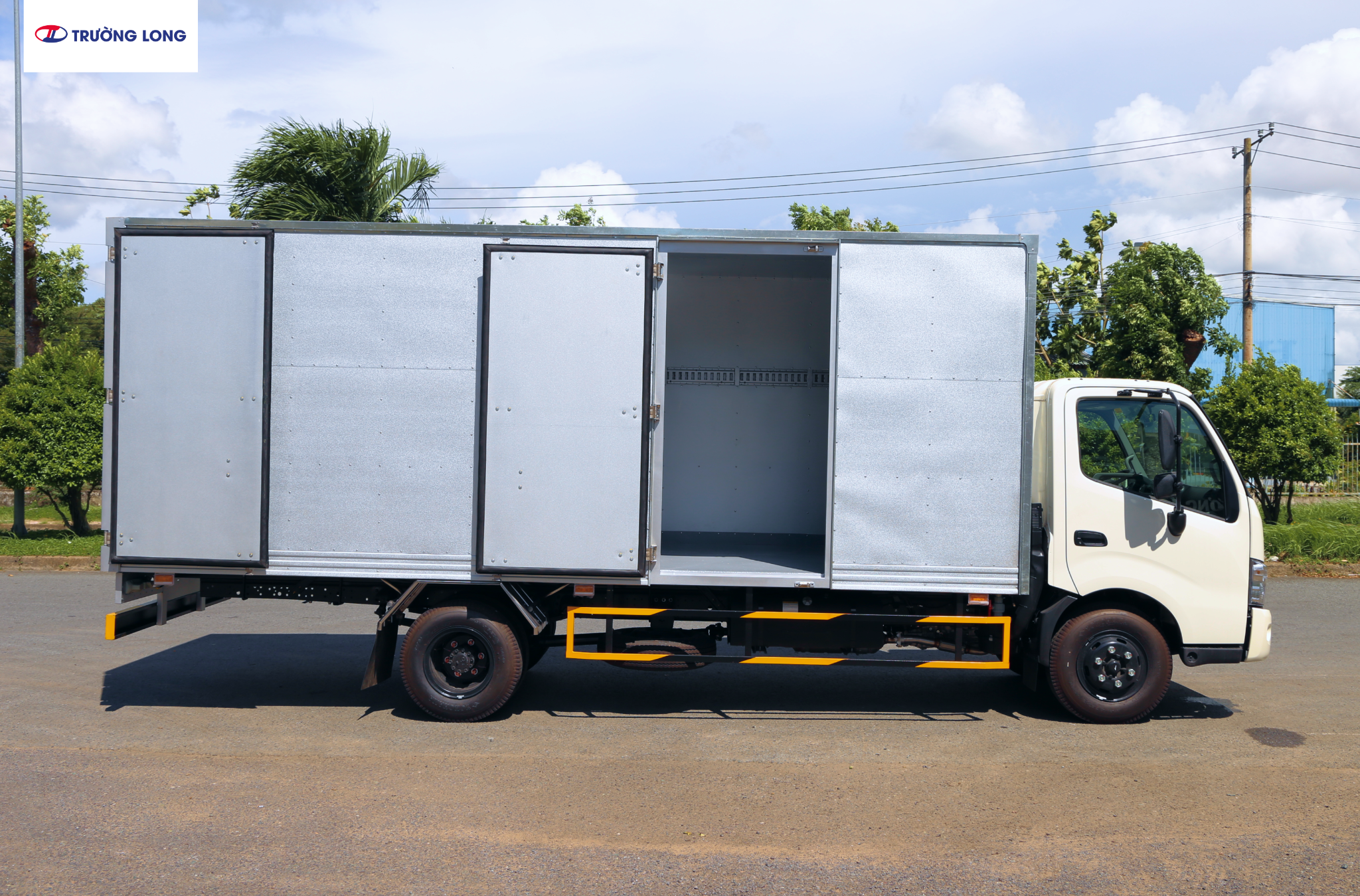 HINO XZU 730 EURO 5 - Xe thùng kín vận tải 4 tấn 6