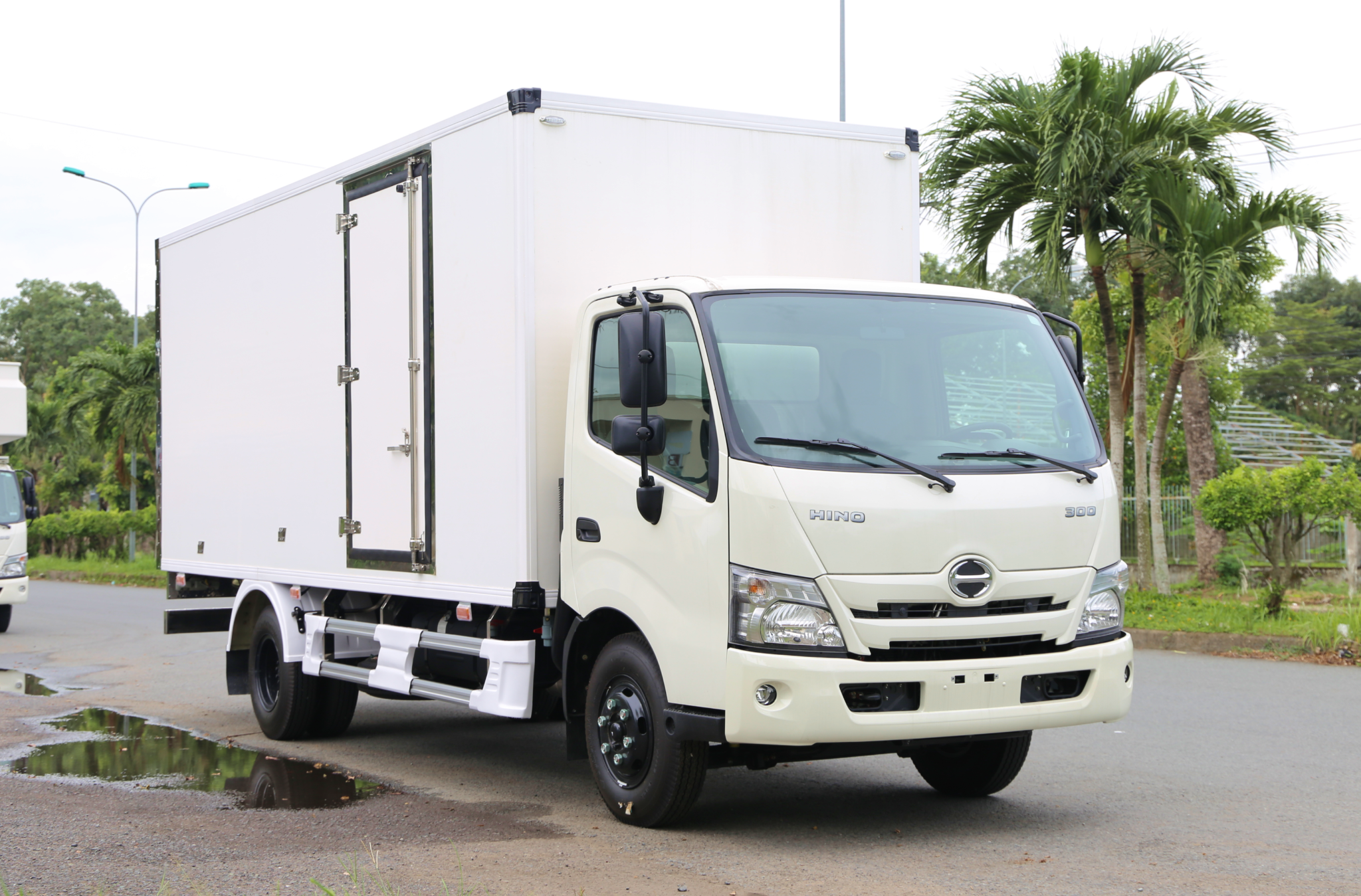 HINO XZU 730 EURO 5 - Xe thùng kín vách Honeycomb 5 tấn