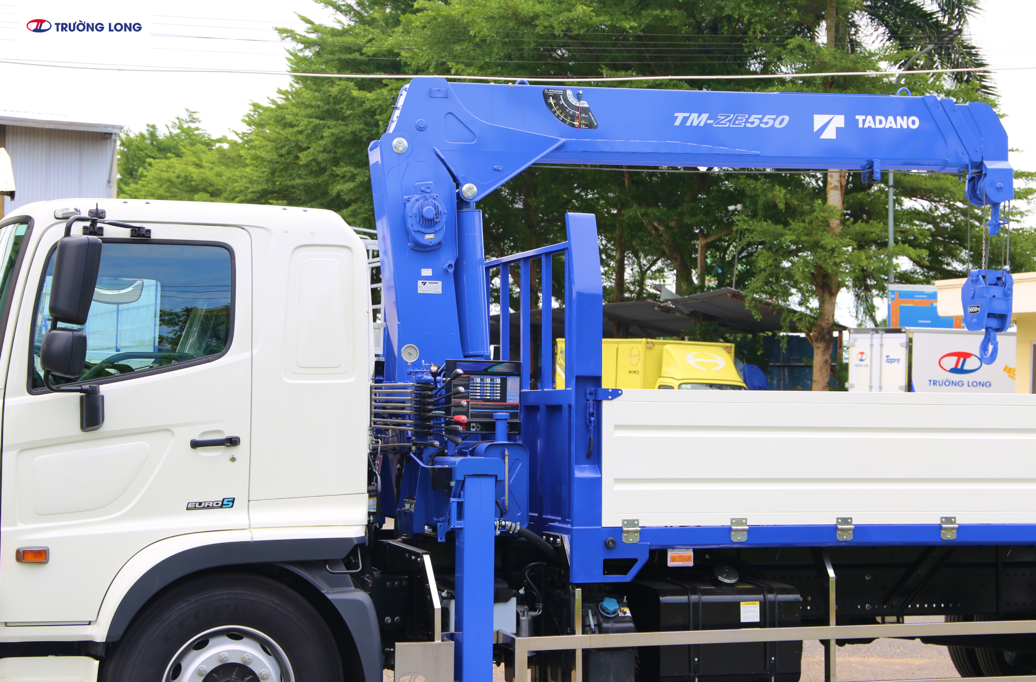 Xe tải cẩu HINO FG8JP8A-PGV E5 - Xe thùng lửng 7 tấn cẩu TM-ZE553MH