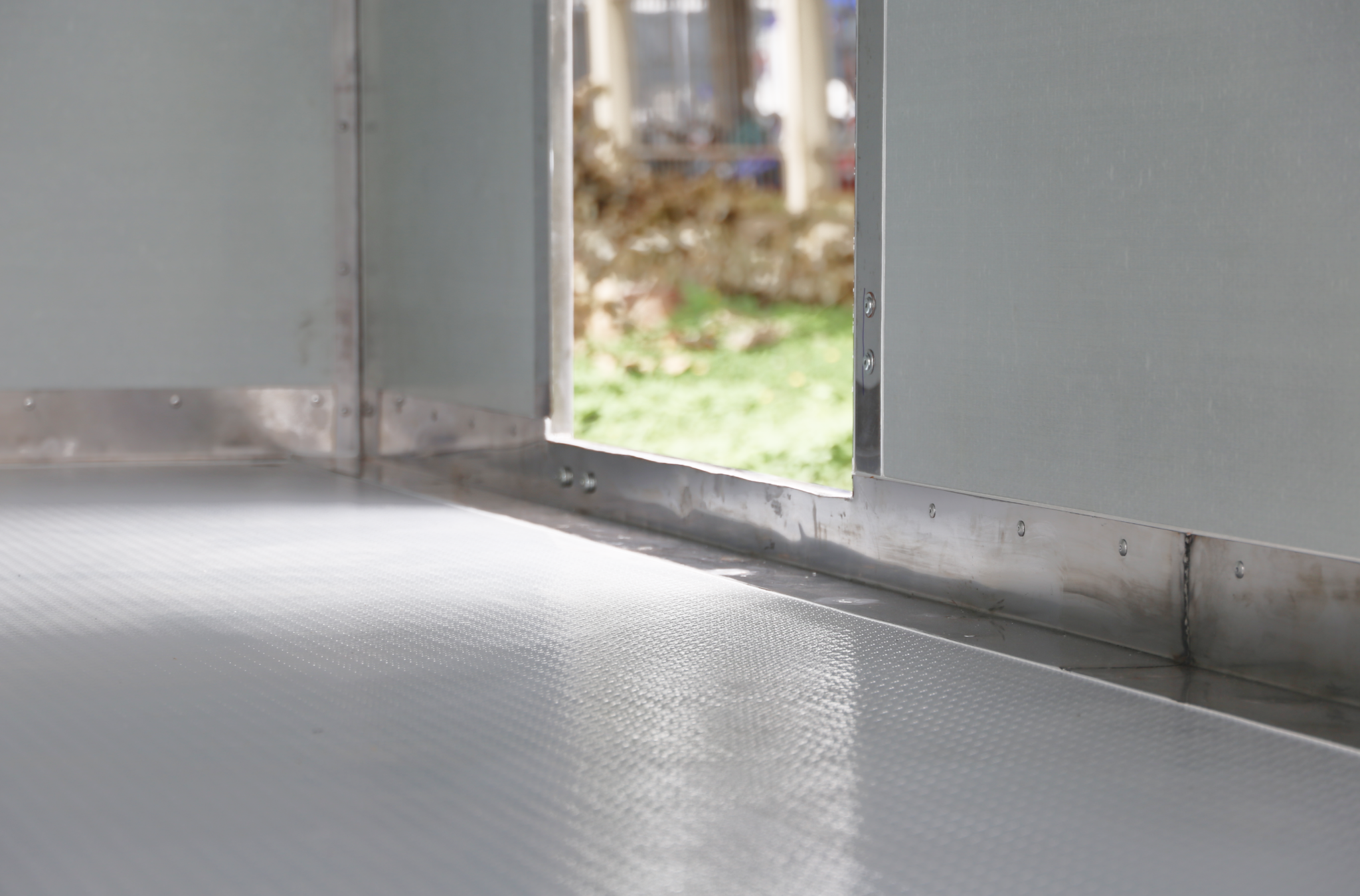 HINO XZU 730 EURO 5 - Xe thùng kín vách Honeycomb 5 tấn