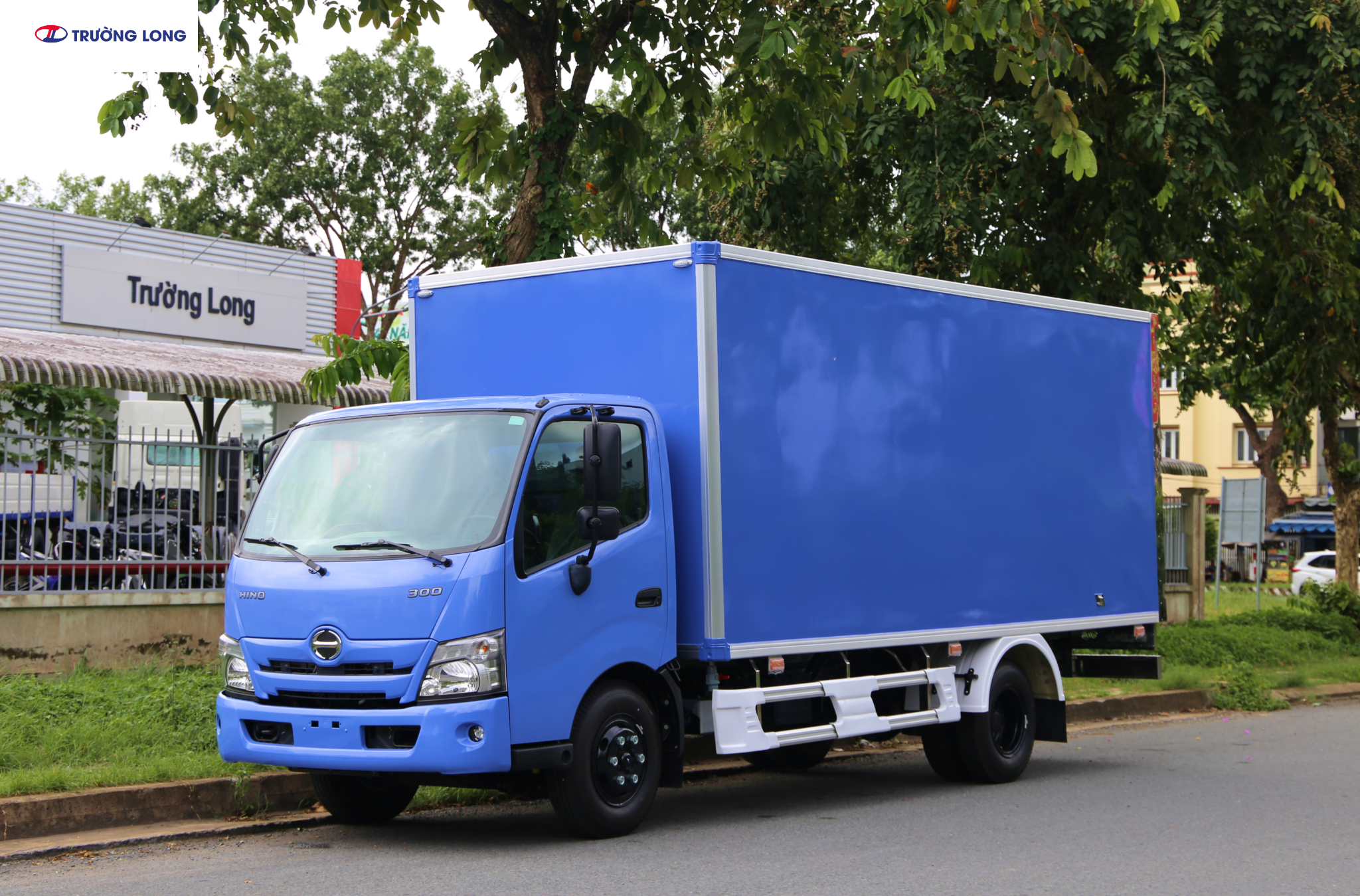 HINO XZU 720 EURO 5 - Xe thùng kín Compossite 3 tấn 5
