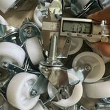  Bánh xe nhựa màu trắng ty ren M8, M12 (cái) 