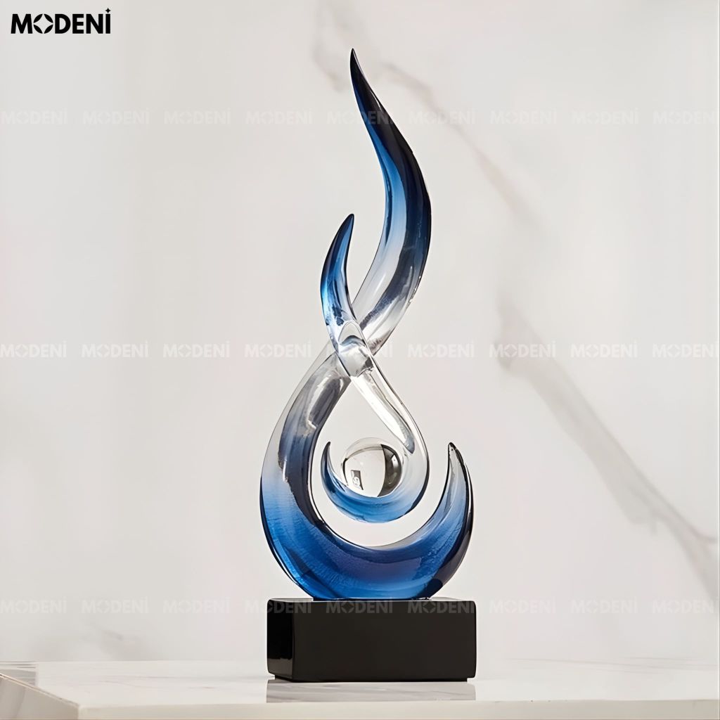 Tượng decor Marcus Blue – Nhựa resin phối cầu thủy tinh, thiết kế  xoáy lửa nghệ thuật sang trọng