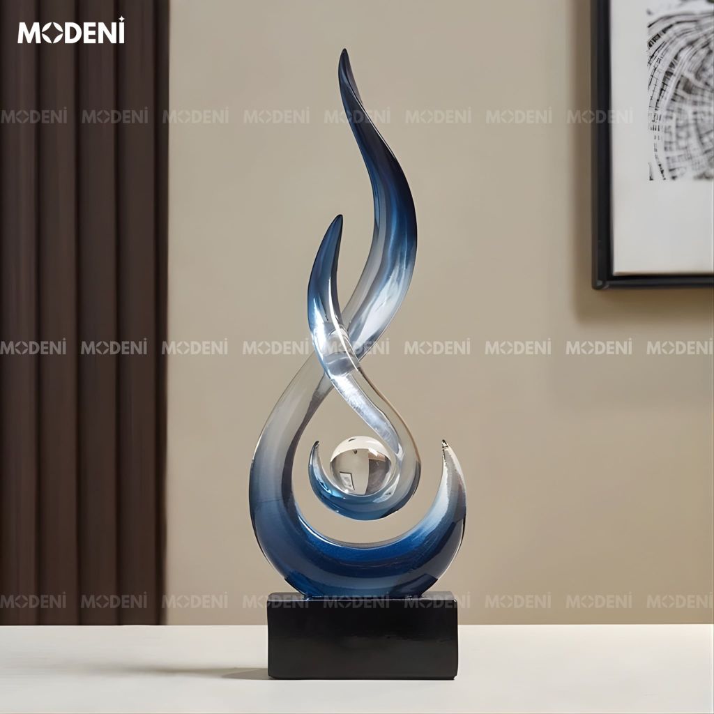 Tượng decor Marcus Blue – Nhựa resin phối cầu thủy tinh, thiết kế  xoáy lửa nghệ thuật sang trọng