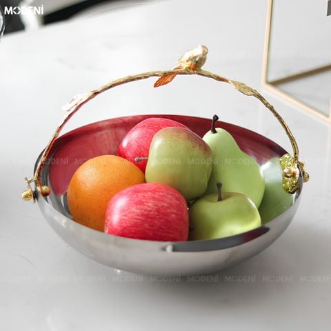 Góc chính diện toàn cảnh tô trái cây Avis hợp kim màu bạc với tay cầm gold sang trọng đặt trên bàn tiệc.