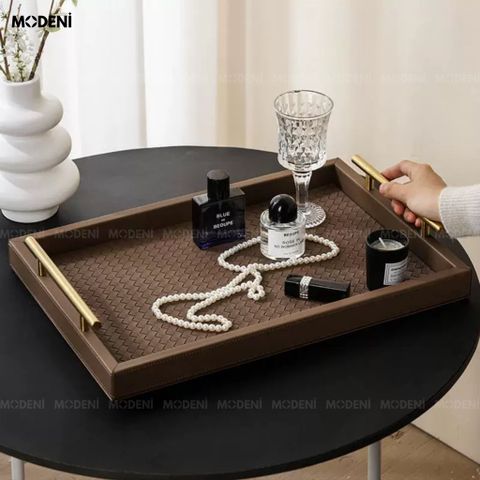 Góc chụp xiên trên bàn gỗ cạnh cửa sổ khay decor nhà cửa hiện đại sang trọng bọc da nâu đậm.