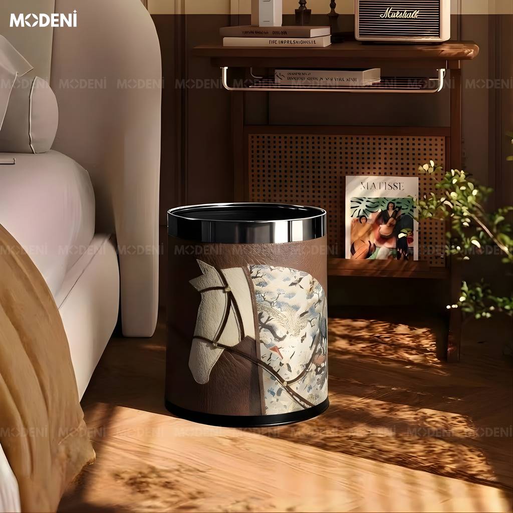 Thùng Rác Monolith Nâu Da Cao Cấp Viền Kim Loại Ánh Bạc Nghệ Thuật Cho Không Gian Sinh Hoạt Sang Trọng