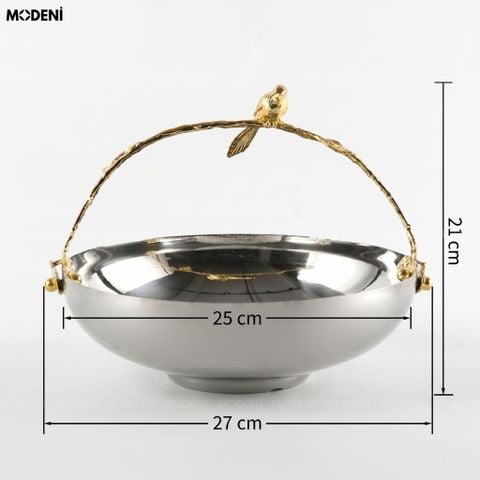 Góc chính diện toàn cảnh tô trái cây Avis hợp kim màu bạc với tay cầm gold sang trọng đặt trên bàn tiệc.
