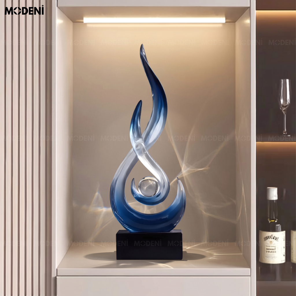 Tượng decor Marcus Blue – Nhựa resin phối cầu thủy tinh, thiết kế  xoáy lửa nghệ thuật sang trọng