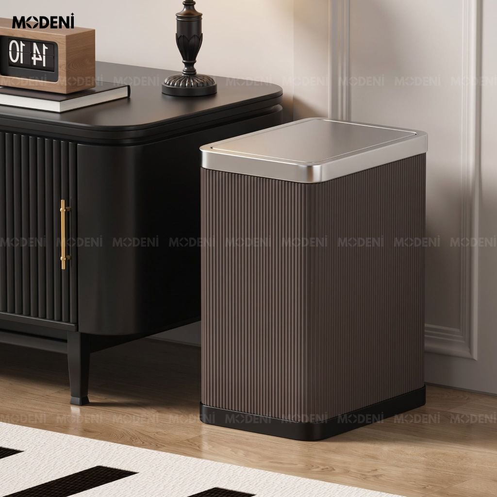 Thùng Rác Nắp Lật Sterling Bọc Da Khung Kim Loại Bạc Tối Giản Vân Sọc Dọc Thanh Lịch Cho Bàn Làm Việc