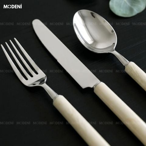 Cận cảnh trên bàn ăn cùng dĩa bánh ngọt] + [bộ dao muỗng nĩa Milano inox 304 bề mặt kim loại sáng bóng cùng cán sứ