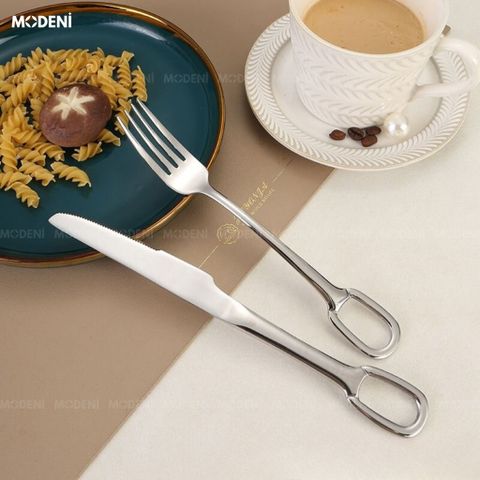 Cận cảnh tay cầm nĩa Bộ Dao Muỗng Nĩa Anillo inox 304 màu bạc đặt trên khay vân đá cẩm thạch trắng.