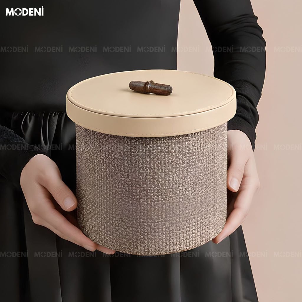 Hộp Đựng Mỹ Phẩm Liora Da PU Be Phối Vải Dệt Phong Cách Japandi Mộc Mạc Nắp Đậy Khuy Gỗ Chống Bụi Cho Bàn Trang Điểm