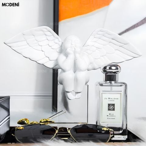 Góc nhìn chính diện tượng trang trí thiên thần Angel màu trắng bạc với các chi tiết cánh chạm khắc tỉ mỉ.