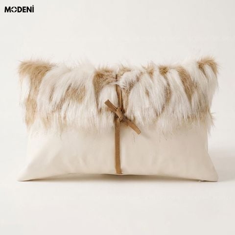 Cận cảnh vỏ gối sofa Fursy da PU phối lông nhân tạo màu trắng be và nâu nhạt với chi tiết thắt nơ da điệu đà.