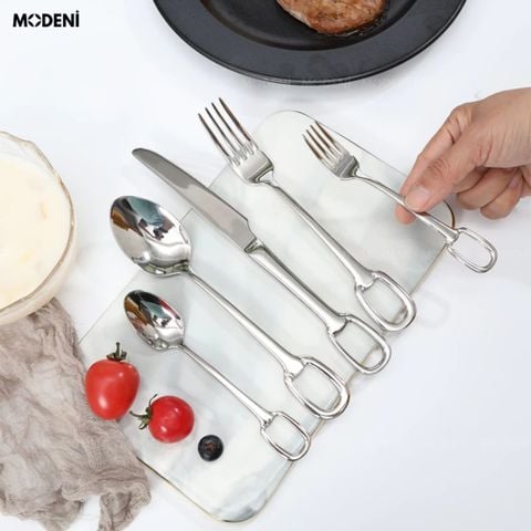 Cận cảnh tay cầm nĩa Bộ Dao Muỗng Nĩa Anillo inox 304 màu bạc đặt trên khay vân đá cẩm thạch trắng.