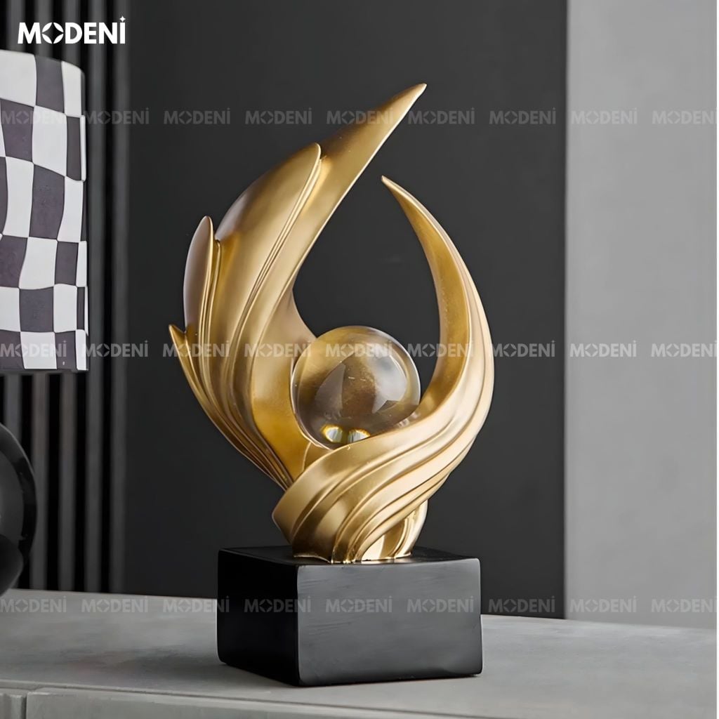 Tượng Aurel Gold - Resin cao cấp vàng ánh kim phối cầu thủy tinh trang trí mọi không gian