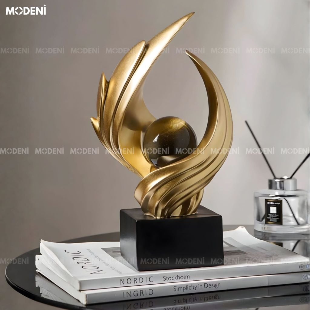 Tượng Aurel Gold - Resin cao cấp vàng ánh kim phối cầu thủy tinh trang trí mọi không gian