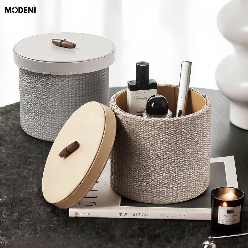 Hộp Đựng Mỹ Phẩm Liora Da PU Be Phối Vải Dệt Phong Cách Japandi Mộc Mạc Nắp Đậy Khuy Gỗ Chống Bụi Cho Bàn Trang Điểm