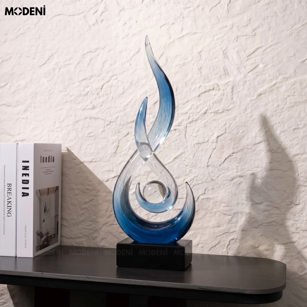 Tượng decor Marcus Blue – Nhựa resin phối cầu thủy tinh, thiết kế  xoáy lửa nghệ thuật sang trọng