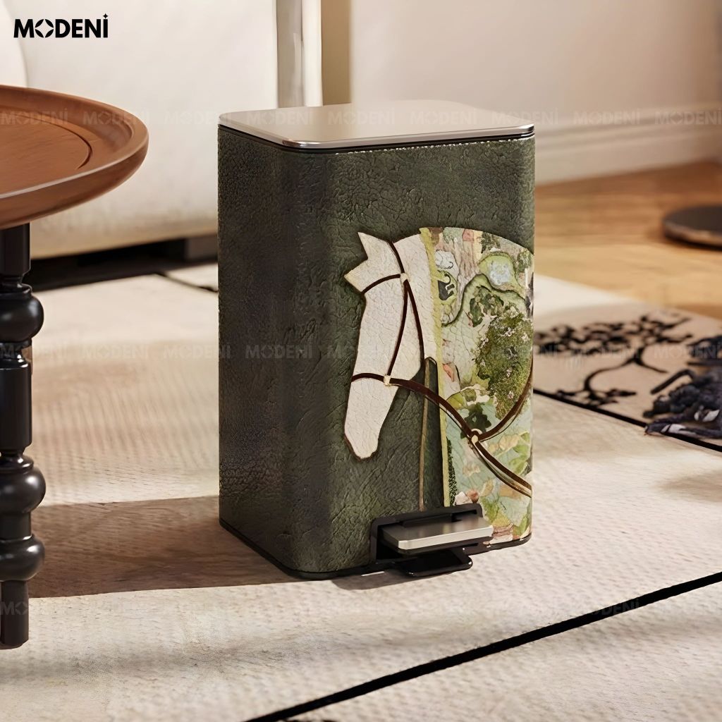 Thùng rác Gallop Green da cao cấp phối inox sáng bóng phong cách nghệ thuật cho không gian trung tâm sang trọng