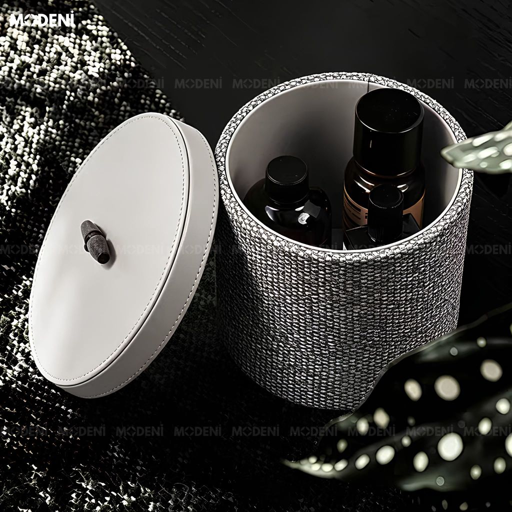 Hộp Đựng Mỹ Phẩm Liora Da PU Xám Phối Vải Dệt Phong Cách Japandi Mộc Mạc Nắp Đậy Khuy Gỗ Chống Bụi Cho Bàn Trang Điểm