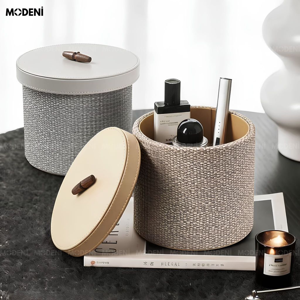 Hộp Đựng Mỹ Phẩm Liora Da PU Xám Phối Vải Dệt Phong Cách Japandi Mộc Mạc Nắp Đậy Khuy Gỗ Chống Bụi Cho Bàn Trang Điểm