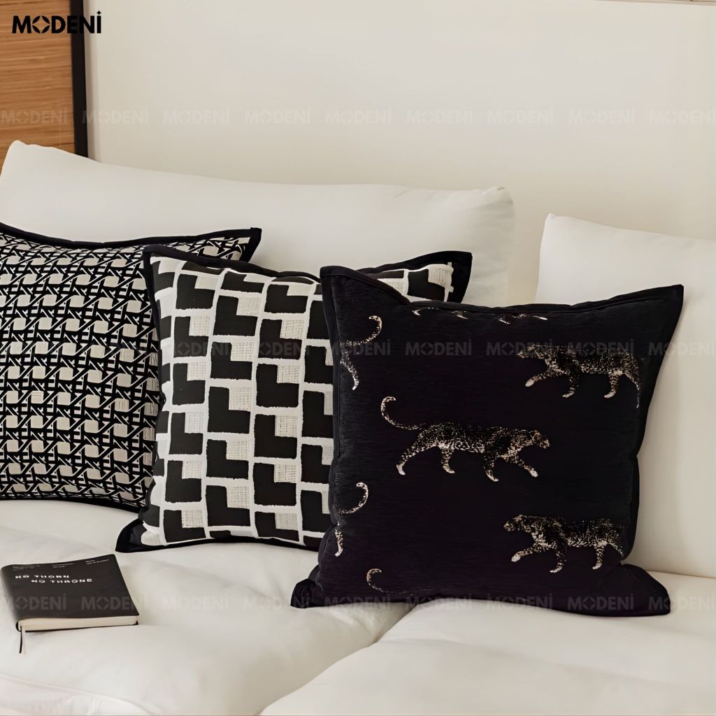 Vỏ Gối Sofa Ravel – Vải Jackquard Phối Nhung Họa Tiết Báo Đen Dập Nổi May Viền Ẩn Hiện Đại