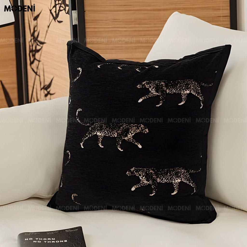 Vỏ Gối Sofa Ravel – Vải Jackquard Phối Nhung Họa Tiết Báo Đen Dập Nổi May Viền Ẩn Hiện Đại